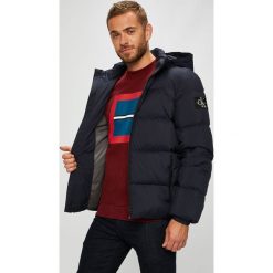 Calvin Klein Jeans - Kurtka puchowa. Czarne kurtki męskie Calvin Klein Jeans, l, bez wzorów, z jeansu, z kapturem. W wyprzedaży za 799.90 zł.