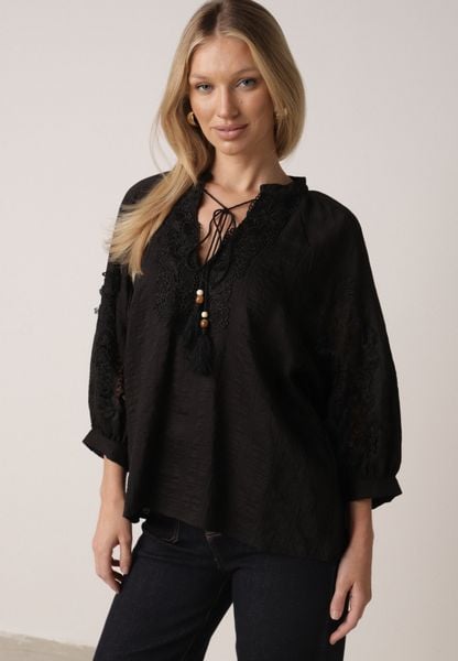 Czarna Rustykalna Bluzka z Tencelu Ozdobiona Wiązaniem Koronką i Koralikami Sachi. Czarne bluzki damskie Born2be, m, z aplikacjami, z jeansu, bez kołnierzyka, bez ramiączek. Za 109.99 zł.