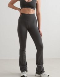 Damskie legginsy bezszwowe rozszerzane, squat proof Shape Seamless ciemnoszare. Szare legginsy damskie Aim'n, xs, bez wzorów, z dzianiny. Za 345.00 zł.