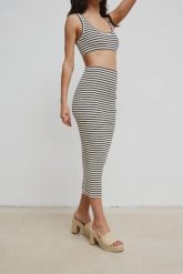 Spódnica midi z dzianiny prążkowanej w paski BLACK & BEIGE - ASSIS -XS/S. Brązowe spódniczki damskie Marsala, na lato, s, bez wzorów, z bawełny, midi. W wyprzedaży za 114.95 zł.