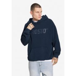 Bluza sportowa męska Prosto Big Log z kapturem. Niebieskie bluzy sportowe męskie Prosto., m. W wyprzedaży za 197.99 zł.