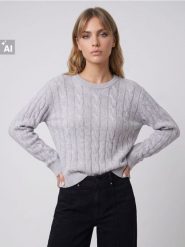 Sweter z wiskozą z ozdobnym splotem - szary. Szare swetry klasyczne damskie Sinsay, l, z wiskozy, bez kołnierzyka. Za 49.99 zł.