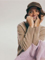 Czapka z daszkiem - warm olive. Zielone czapki z daszkiem damskie Reserved, bez wzorów. W wyprzedaży za 19.99 zł.