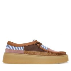 Półbuty Clarks. Półbuty damskie Clarks, bez wzorów, bez obcasa, na płaskiej podeszwie. Za 599.99 zł.