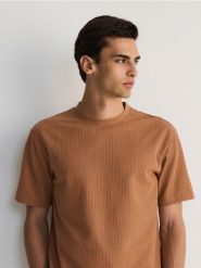 Strukturalny t-shirt regular - brązowy. Brązowe t-shirty męskie Reserved, l, bez wzorów, z bawełny, bez kołnierzyka. W wyprzedaży za 39.99 zł.