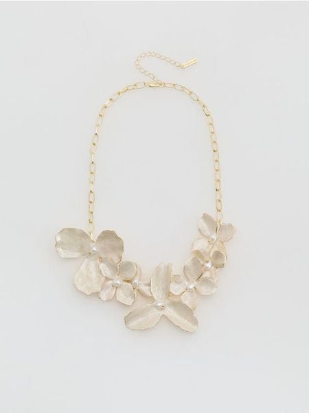 Naszyjnik z zawieszką w kwiaty - złamana biel. Naszyjniki damskie Reserved. Za 99.99 zł.