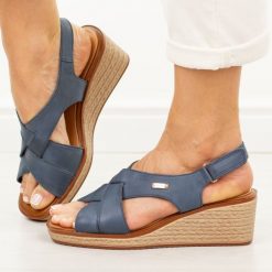 Granatowe skórzane sandały damskie na koturnie Sergio Leone Sk297s. Niebieskie sandały damskie Sergio Leone, bez wzorów, z jeansu, bez obcasa, na koturnie. Za 229.00 zł.