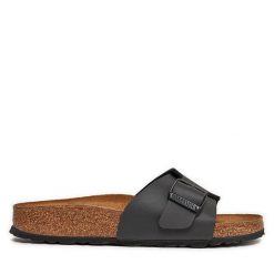 Klapki Birkenstock. Czarne klapki damskie Birkenstock, bez wzorów, bez obcasa. Za 299.99 zł.