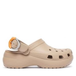 Klapki Crocs. Brązowe klapki damskie Crocs, bez wzorów, bez obcasa. Za 255.99 zł.