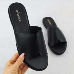 Klapki damskie klasyczne czarne eVento 8835. Czarne klapki damskie Evento, bez wzorów, ze skóry ekologicznej, bez obcasa. Za 122.99 zł.