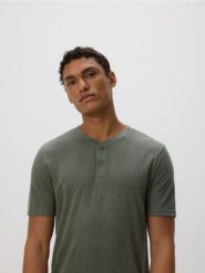 T-shirt henley regular fit - ciemnozielony. Zielone t-shirty męskie Reserved, l, bez wzorów, z dzianiny, bez kołnierzyka. W wyprzedaży za 35.99 zł.