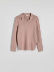 Bawełniany sweter z kołnierzem - brudny róż. Czerwone swetry męskie Reserved, l, bez wzorów, z bawełny, bez kołnierzyka. W wyprzedaży za 39.99 zł.