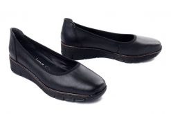 Rieker 53755-00 black, czółenka damskie. Czarne czółenka damskie Rieker, bez wzorów, ze skóry, bez obcasa, na koturnie. Za 299.90 zł.