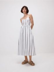 Bawełniana sukienka midi - złamana biel. Sukienki damskie Reserved, l, bez wzorów, z bawełny, bez kołnierzyka, bez ramiączek, midi, rozkloszowane. Za 159.99 zł.