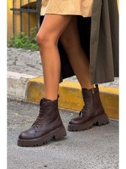 Trendyol Skórzane botki w kolorze brązowym rozmiar: 37. Brązowe botki damskie Trendyol, bez obcasa, bez zapięcia. Za 329.42 zł.