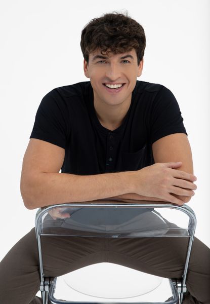 T-shirt z rozpinanym dekoltem TM-HUBRIS. Czarne t-shirty męskie Volcano, m, bez wzorów, z bawełny, bez kołnierzyka. Za 79.99 zł.