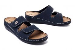 TAMARIS 27510-28 805 navy, klapki damskie. Niebieskie klapki damskie Tamaris, bez wzorów, ze skóry, bez obcasa, na koturnie. Za 199.90 zł.