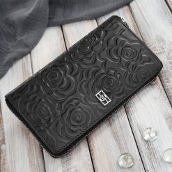 Czarny portfel damski ze skóry naturalnej w kwiaty Paolo Peruzzi AL-13-BL. Czarne portfele damskie bez wzorów, ze skóry. Za 89.00 zł.