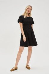 Bawełniana sukienka z odkrytymi plecami czarna. Czarne sukienki damskie MOODO, l, bez wzorów, z bawełny, bez kołnierzyka, bez ramiączek. Za 139.99 zł.