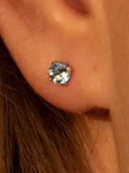 L instant d Or Złote kolczyki-wkrętki "Puces Topaze bleue" z topazami rozmiar: onesize. Niebieskie kolczyki damskie L instant d Or, z topazem, złote. Za 252.99 zł.