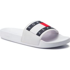 Klapki TOMMY JEANS - Flag Pool Slide EM0EM00284 White 100. Białe klapki i japonki męskie Tommy Jeans, z jeansu. W wyprzedaży za 159.00 zł.