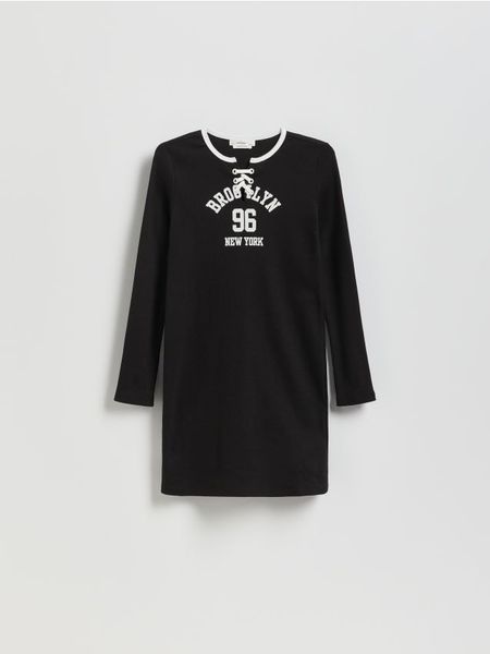 Dzianinowa sukienka z nadrukiem - brązowy. Brązowe sukienki dziewczęce Reserved, bez wzorów, z bawełny, bez ramiączek. W wyprzedaży za 39.99 zł.