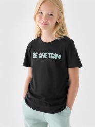 4F T-shirt z nadrukiem dziewczęcy - czarny 122 (6-7 lat). Czarne koszulki dziewczęce 4f, bez wzorów, z bawełny, bez ramiączek. W wyprzedaży za 19.99 zł.