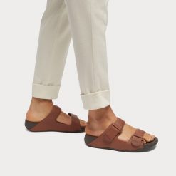 Skórzane sandały FitFlop Gogh. Brązowe sandały męskie FIT FLOP, z gumy, bez zapięcia. Za 565.50 zł.