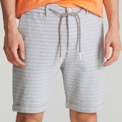 Szorty ze strukturalnej dzianiny - Szary. Szare szorty męskie Reserved, bez wzorów, z dzianiny. W wyprzedaży za 29.99 zł.