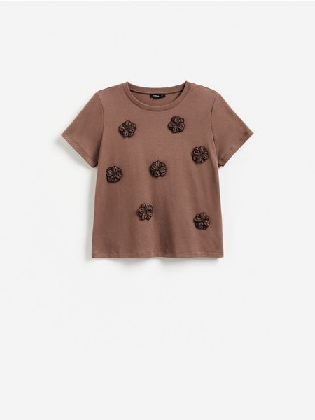 T-shirt z ozdobnymi aplikacjami - brązowy. Brązowe t-shirty damskie Reserved, l, z aplikacjami, z bawełny, bez kołnierzyka. Za 79.99 zł.