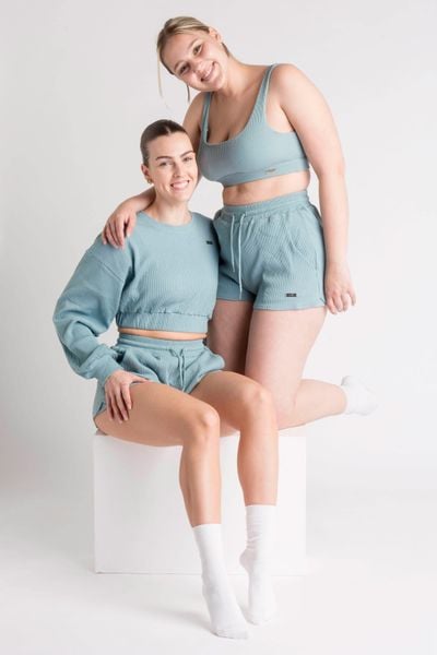 Szorty LOEWI prążkowane, miękka bawełna 450 g/m² – niebieski. Niebieskie spodenki sportowe damskie AESTHETIC WOLF, m, z bawełny, na fitness i siłownię. Za 109.99 zł.