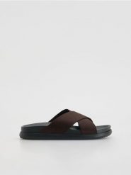 Klapki z imitacji zamszu - ciemnobrązowy. Brązowe klapki damskie Reserved, bez wzorów, bez obcasa. Za 59.99 zł.