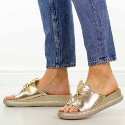 Złote klapki damskie na platformie Potocki 43366. Żółte klapki damskie POTOCKI, bez wzorów, ze skóry, bez obcasa, na platformie. Za 169.00 zł.