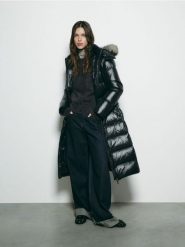 Puchowa kurtka z kapturem - czarny. Czarne kurtki damskie Reserved, l, bez wzorów, z puchu, z kapturem. Za 599.99 zł.