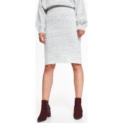SPÓDNICA OŁÓWKOWA Z GUMKĄ W PASIE. Szare spódniczki damskie TOP SECRET, na jesień, bez wzorów, z dzianiny, eleganckie, ołówkowe. W wyprzedaży za 39.99 zł.