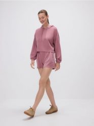 Szorty z wiskozą - jasnofioletowy. Fioletowe szorty damskie Reserved, bez wzorów, z dzianiny. Za 59.99 zł.