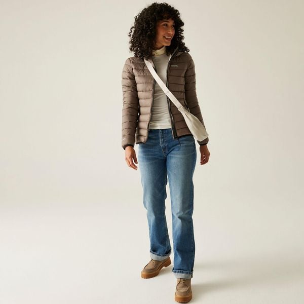 Marizion Damska kurtka turystyczna z przegrodami z kapturem. Brązowe kurtki damskie Regatta, na zimę, bez wzorów, z puchu, z kapturem. W wyprzedaży za 302.50 zł.