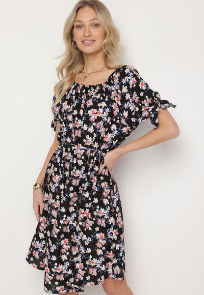 Czarna Bawełniana Sukienka z Hiszpańskim Dekoltem w Kwiatki Orrina. Czarne sukienki damskie Born2be, na co dzień, na lato, uniwersalny, z aplikacjami, z bawełny, bez kołnierzyka, bez ramiączek, midi, proste. Za 69.99 zł.