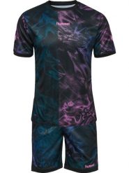 Komplet hmlBLAZE CLUB 26 z recyklingowanego poliestru z grafiką – BLACK/PINK. Czarne szorty męskie HUMMEL, bez wzorów. Za 214.50 zł.