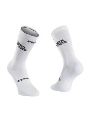 Skarpety rowerowe NORTHWAVE Clean Sock biały. Białe skarpetki męskie Northwave, bez wzorów, z materiału. Za 69.00 zł.