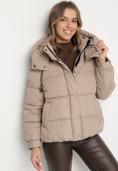 Beżowa Kurtka Puffer o Fasonie Oversize z Kapturem i Naszywką Azirva. Brązowe kurtki damskie Born2be, l, z aplikacjami, z dzianiny, z kapturem. Za 169.99 zł.