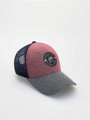 Czapka trucker z naszywką - wielobarwny. Czapki męskie Reserved, z aplikacjami. W wyprzedaży za 32.99 zł.