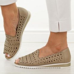 Beżowe skórzane półbuty damskie M.Daszyński Ol27-2. Brązowe półbuty damskie M.Daszyński, w ażurowe wzory, ze skóry, casualowe, z otwartym noskiem, bez obcasa, na płaskiej podeszwie. W wyprzedaży za 197.10 zł.