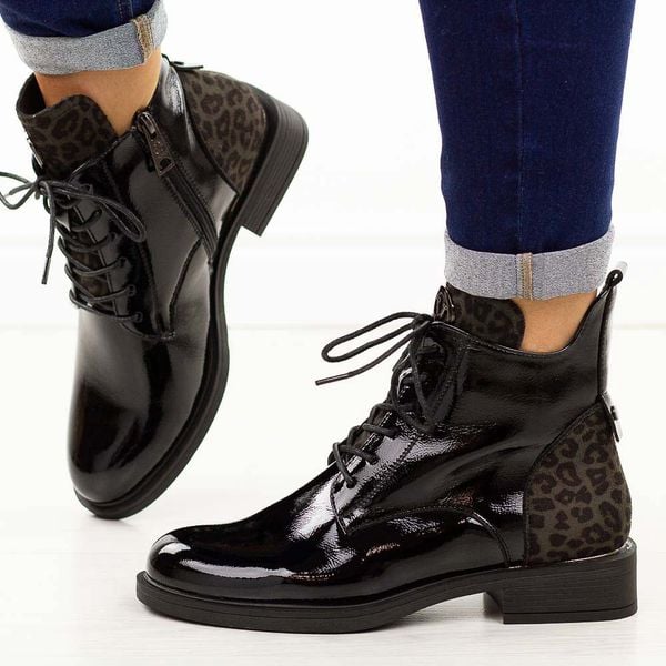 Czarne lakierowane botki damskie Vinceza 58610. Czarne botki damskie VINCEZA, na jesień, z jeansu, eleganckie, z okrągłym noskiem, bez obcasa, na płaskiej podeszwie, bez zapięcia. Za 229.00 zł.