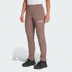 Spodnie Multi Essentials Stretch. Czarne spodnie dresowe damskie Adidas, l, bez wzorów, z materiału. Za 259.00 zł.