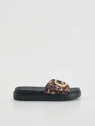 Klapki ze zwierzęcym wzorem - wielobarwny. Klapki damskie Reserved, bez wzorów, ze skóry, bez obcasa. Za 119.99 zł.