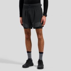 Spodenki męskie Odlo 2-in-1 short X-ALP TRAIL 5 INCH. Czarne szorty męskie Odlo, z elastanu, bez kołnierzyka. Za 314.99 zł.