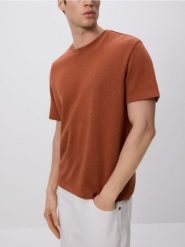 T-shirt boxy z bawełną - bordowy. Czerwone t-shirty męskie Reserved, l, bez wzorów, z bawełny, bez kołnierzyka. W wyprzedaży za 45.99 zł.