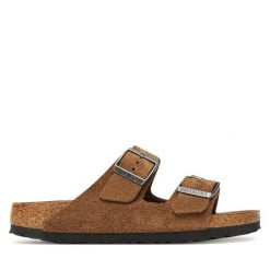 Klapki Birkenstock. Brązowe klapki damskie Birkenstock, bez wzorów, bez obcasa. Za 469.99 zł.