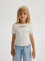 T-shirt z wycięciem - biały. Białe koszulki dziewczęce Reserved, bez wzorów, z bawełny, bez ramiączek. W wyprzedaży za 17.99 zł.